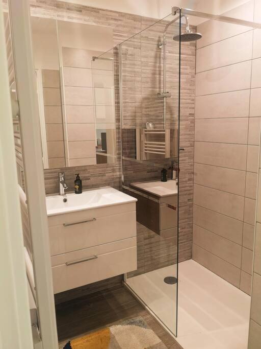 Appartement Proche Mer Avec Terrasse Et Jardin Privatif Hyeres Bagian luar foto